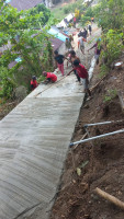 PENGERJAAN JALAN SETAPAK MENUJU LOKASI PLTS